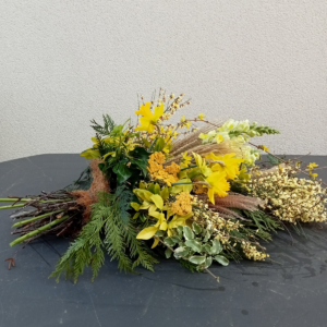 gerbe piquée deuil jaune